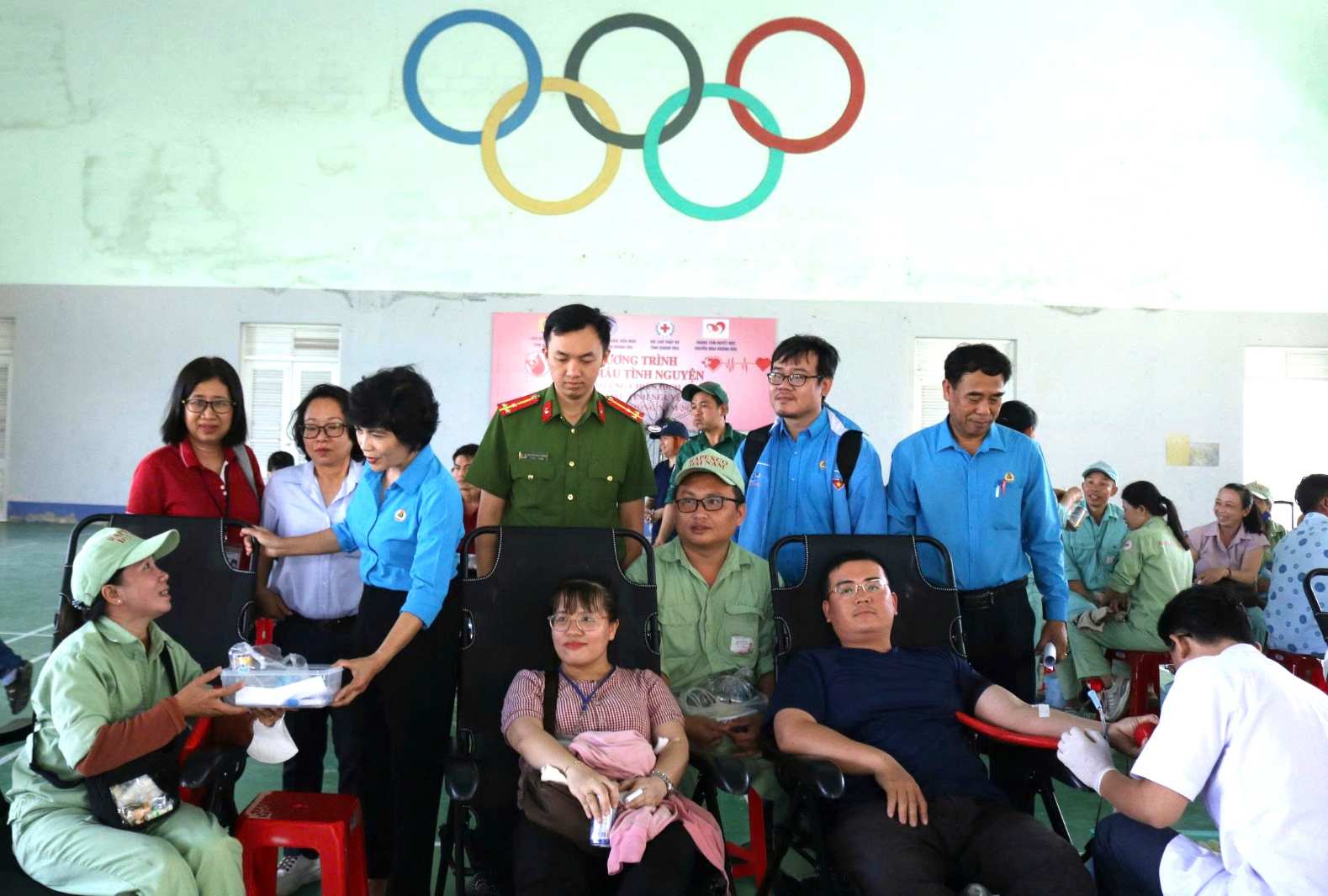 Trade union officials of Khanh Hoa Industrial Park visit workers participating in voluntary blood donation. Photo: Luu Nguyen