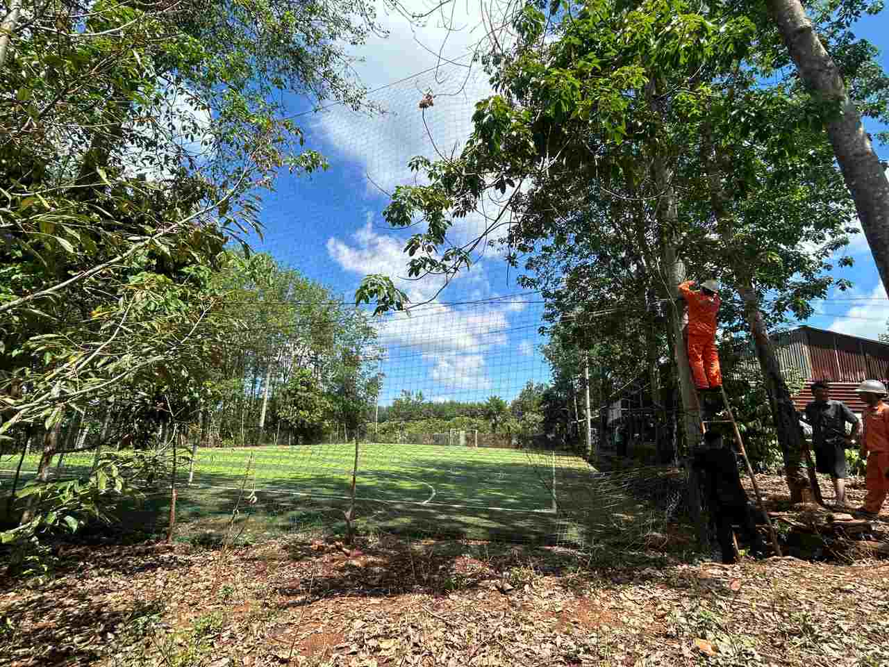 Cơ quan công an đang điều tra làm rõ vụ thiếu niên nghi bị điện giật trên sân bóng mini. Ảnh: Bạn đọc cung cấp