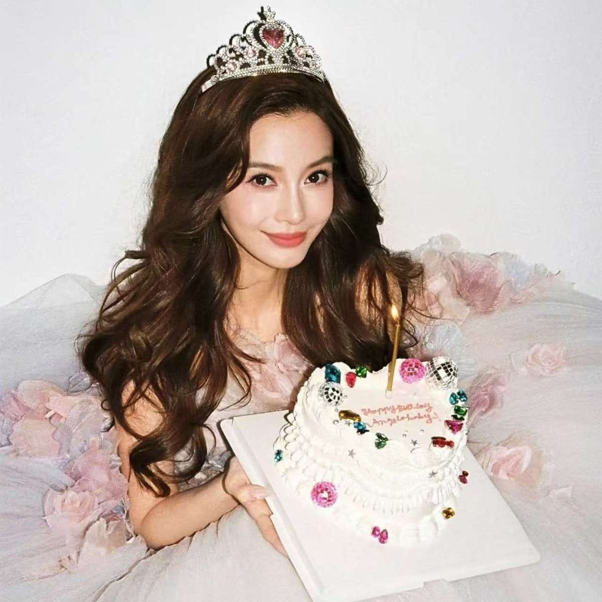 Angelababy trong tiệc sinh nhật lần thứ 37. Ảnh Weibo