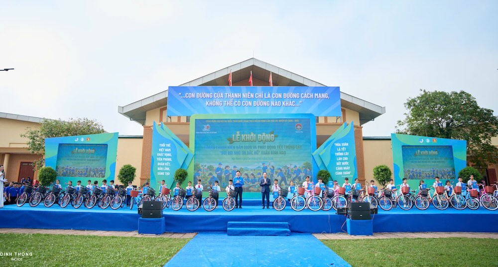 Giving gifts to students at the Launching Ceremony of Youth Month 2026 and launching the Tet tree planting "Forever grateful to Uncle Ho" Spring Binh Ngo held at the Memorial Area of Heroic Martyr Ly Tu Trong. Photo: Tran Tuan
