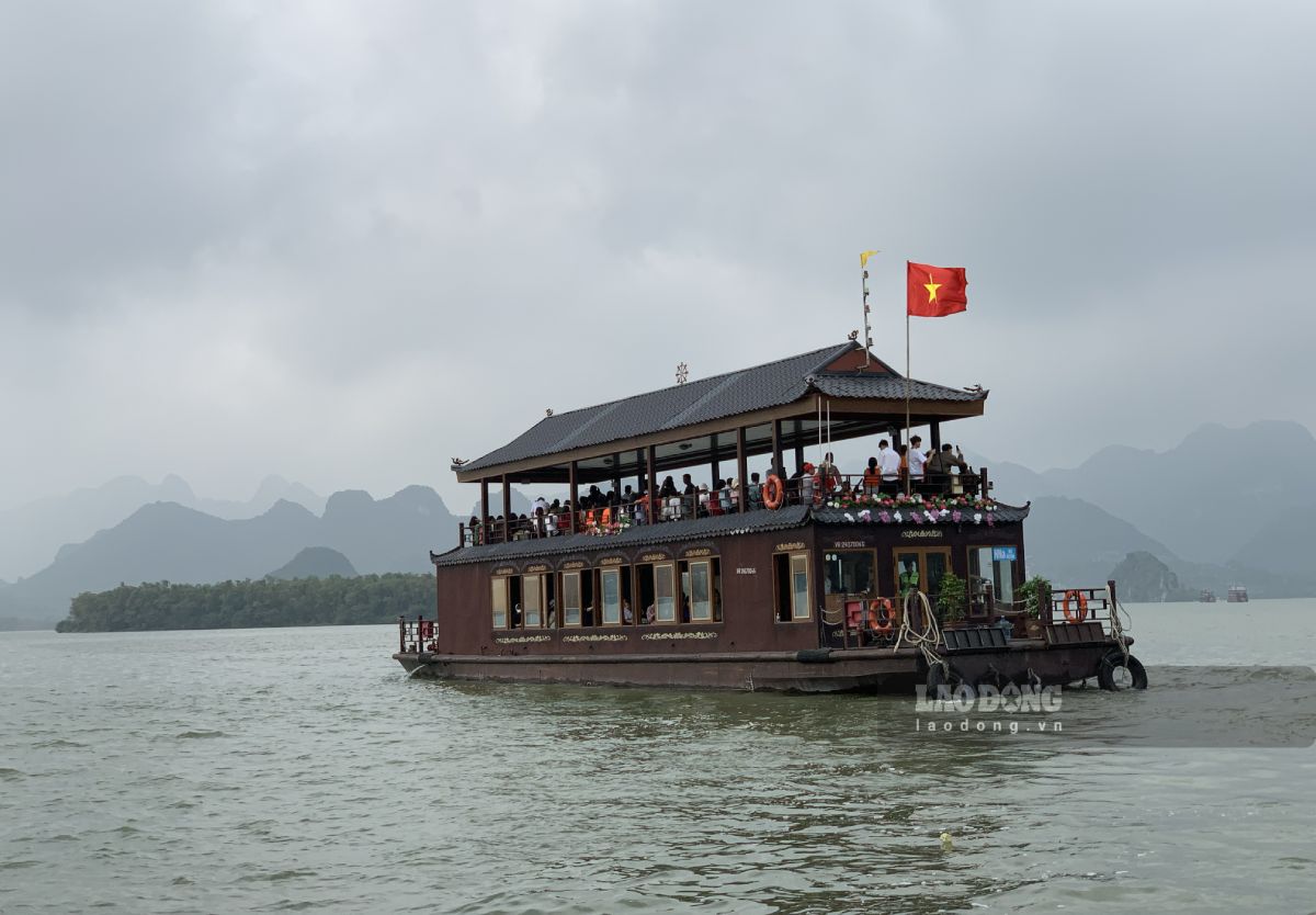 Du khách vãn cảnh “Vịnh Hạ Long trên cạn” ở chùa Tam Chúc. Ảnh: Lương Hà