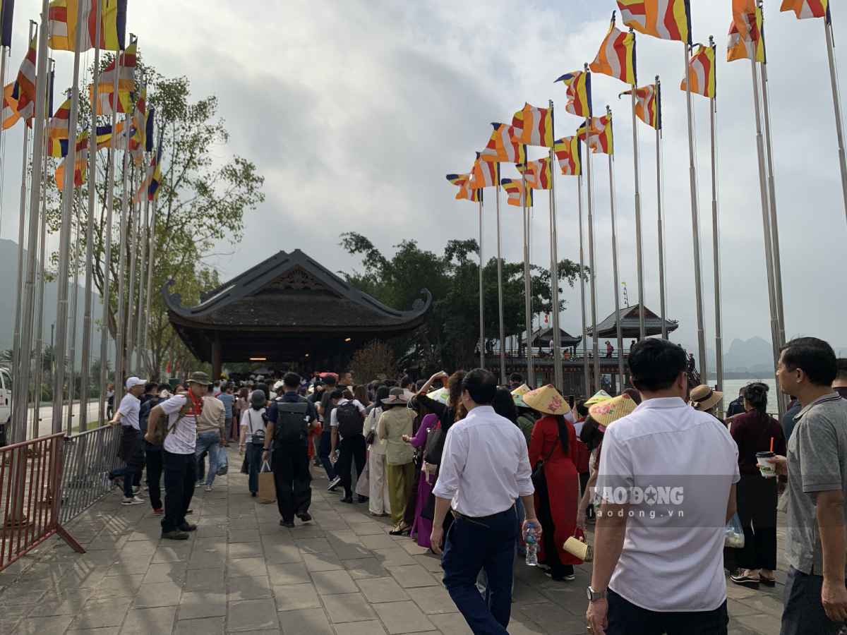 Người dân và du khách đến chiêm bái tại chùa Tam Chúc ngày khai hội. Ảnh: Lương Hà