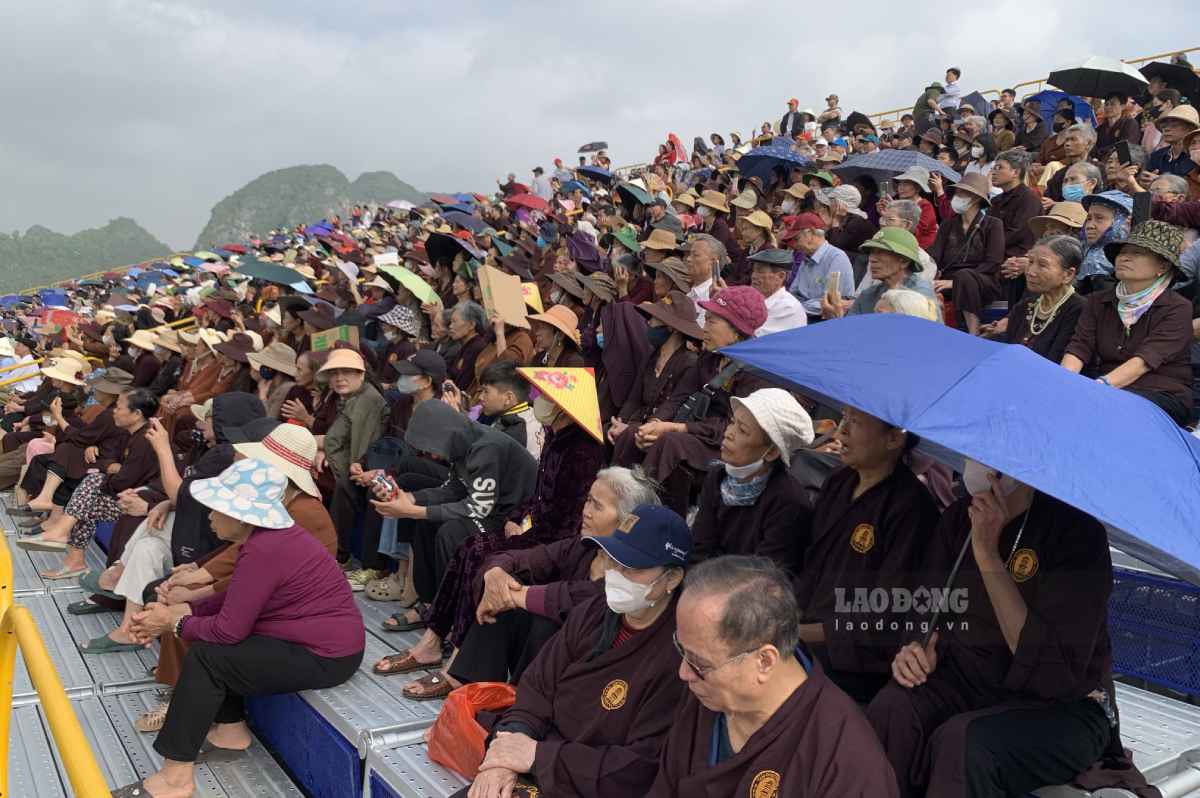 Sea of people flocking to Tam Chuc Pagoda on the opening day of the festival. Photo: Luong Ha