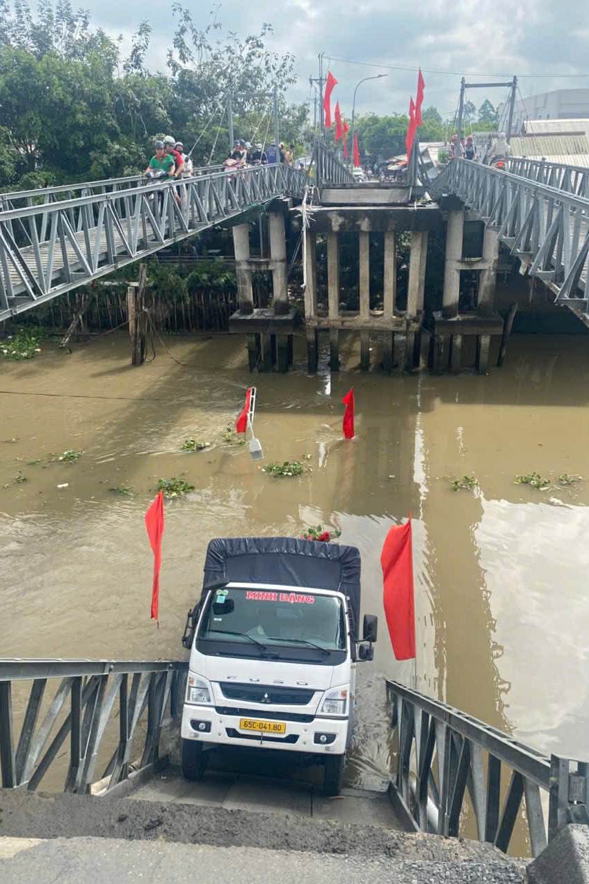 Chiếc xe tải bị rơi xuống sông. Ảnh: Giang Hoàng