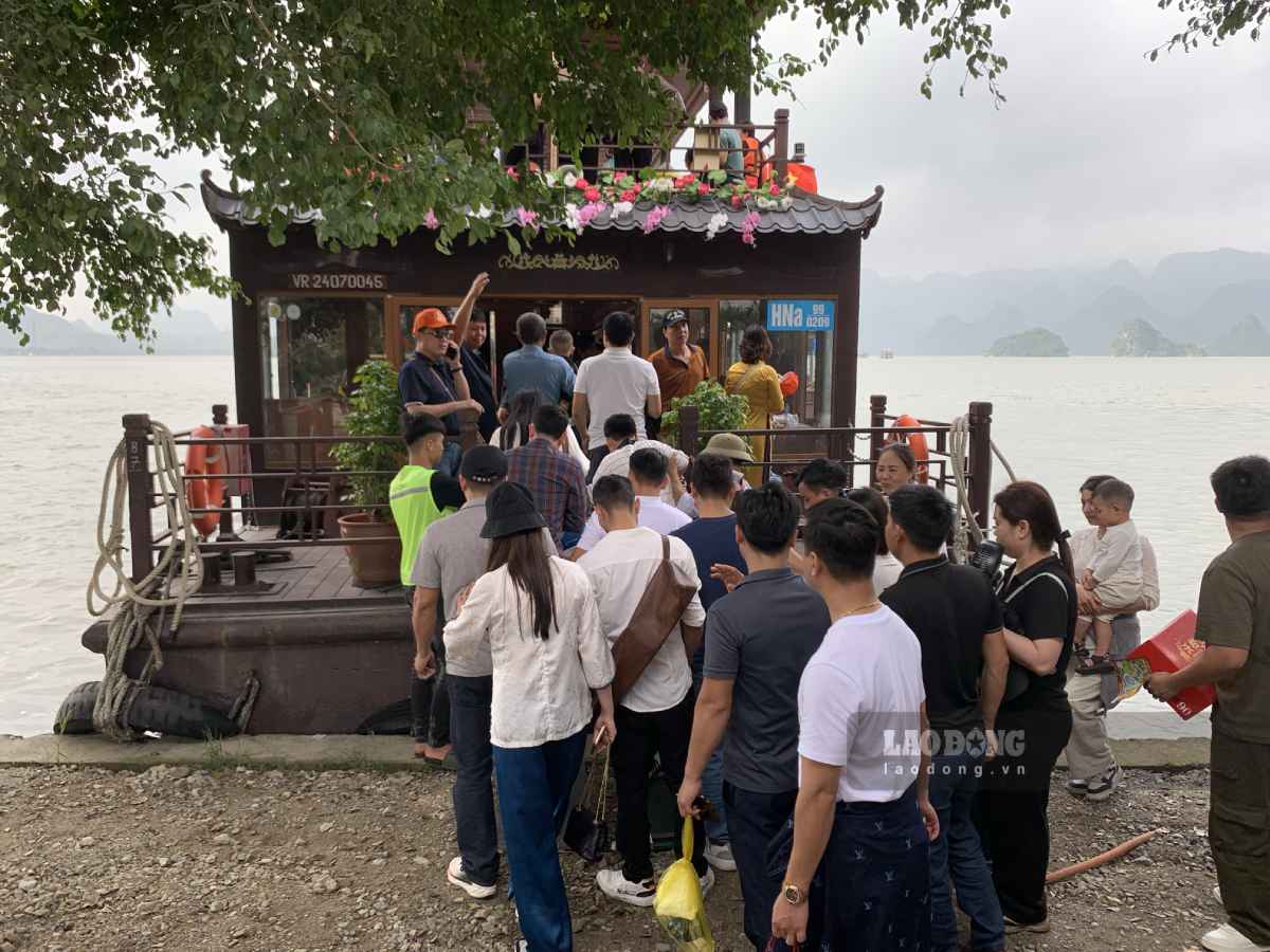 Du khách xếp hàng dài đợi xuống bến thuyền chùa Tam Chúc. Ảnh: Lương Hà
