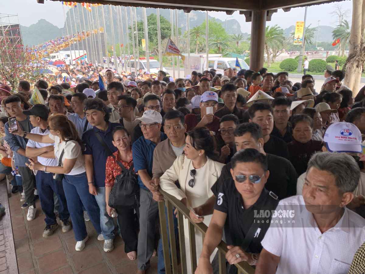 Many people wait for an hour to get on a boat to visit Tam Chuc Pagoda on the opening day of the festival. Photo: Luong Ha