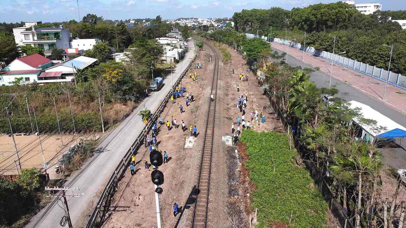 Planting trees along the railway corridor at Km1617+000, Trang Bom commune, Dong Nai province contributes to raising people's awareness. Photo: HAC