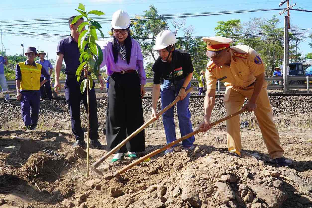 Đại diện cơ quan chức năng xã Trảng Bom, tỉnh Đồng Nai, Công ty CP Đường sắt Sài Gòn trồng cây dọc tuyến hành lang đường sắt ngày 28.2. Ảnh: HAC