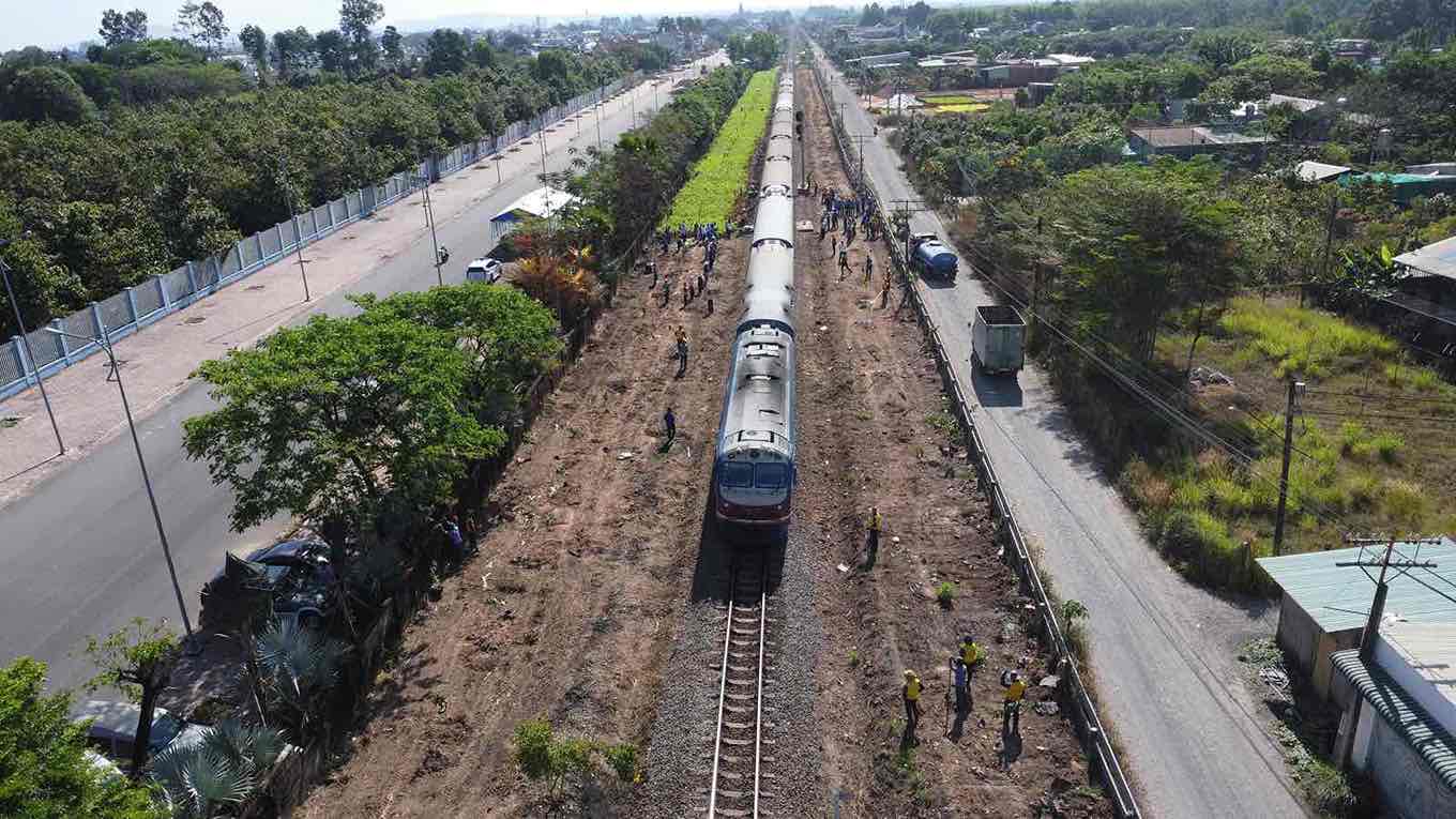 Hàng chục cán bộ, đoàn viên và người dân tham gia trồng cây dọc tuyến hành lang đường sắt qua địa bàn xã Trảng Bom sáng ngày 28.2. Ảnh: HAC