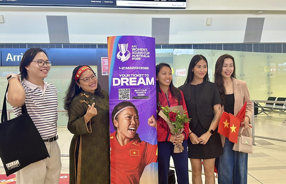 Tuyển nữ Việt Nam được chào đón. Ảnh: VFF