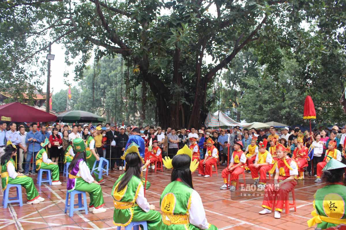 Cờ người - trò chơi gian gian trí tuệ do các em học sinh đóng thế quân cờ, thu hút đông đảo du khách đón xem tại hội Lim. Ảnh: Lê Tuyến