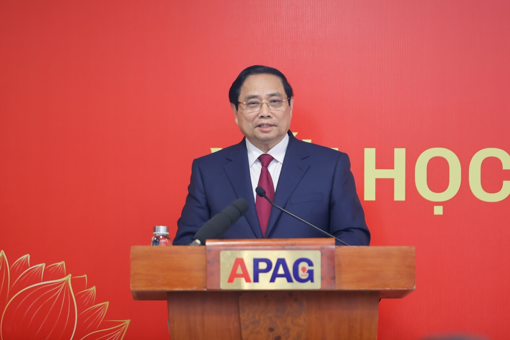 Prime Minister Pham Minh Chinh assigned the Ministry of Home Affairs to continue reviewing and completing the system of title standards, job positions and capacity frameworks. Photo: VGP/Nhat Bac