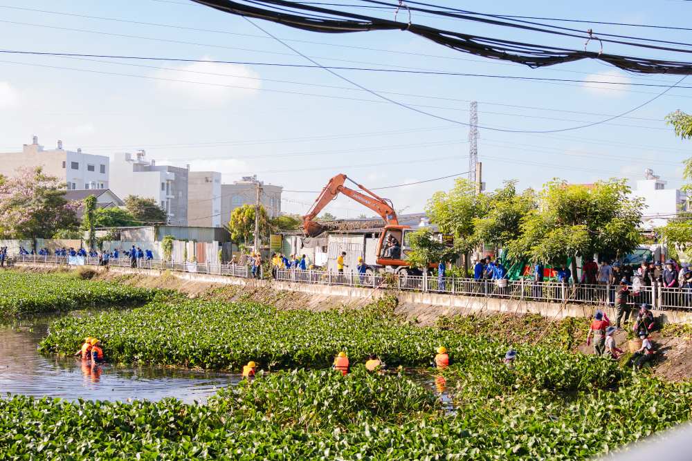 Đoàn viên, thanh niên tham gia hoạt động cải tạo cảnh quan đô thị, khơi thông dòng chảy rạch Tám Cao. Ảnh: Thành Đoàn TPHCM cung cấp