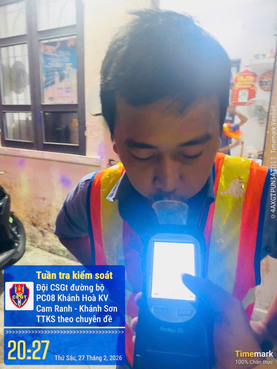 Traffic police check alcohol concentration, railway barrier guards do not detect violations. Photo: Khanh Hoa Provincial Police