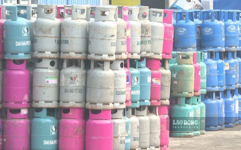 Trong đó, không ít vỏ gas được tập kết trong khi hợp đồng đã hết hiệu lực từ lâu. Ảnh: Đinh Đại 