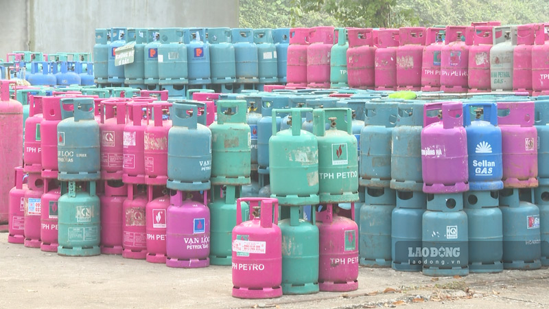 Hàng loạt nhãn hiệu gas khác nhau được tập kết trong khuôn viên nhà máy. Ảnh: Đinh Đại 
