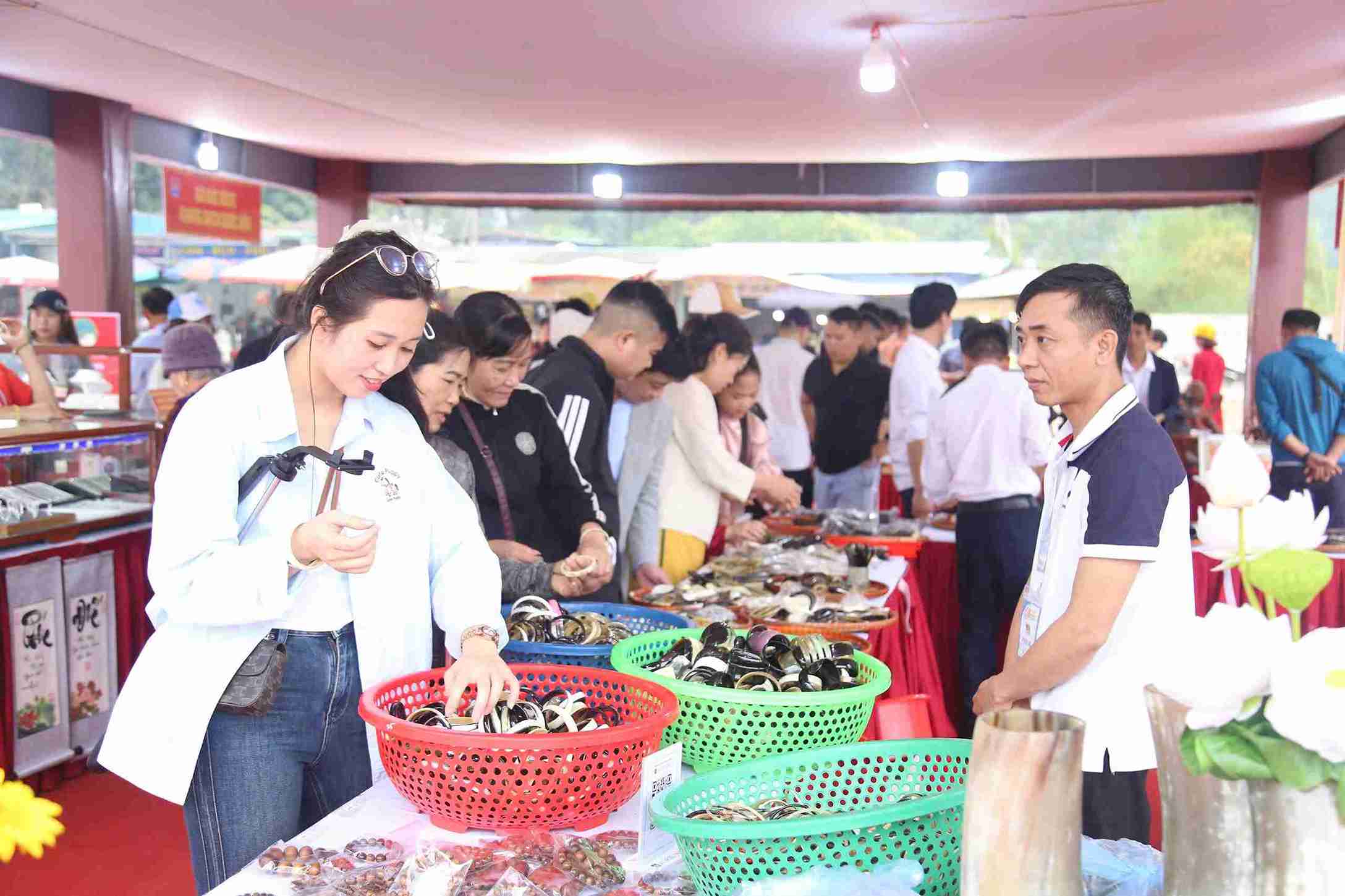The booths attract a large number of people and tourists to visit. Photo: Organizing Committee