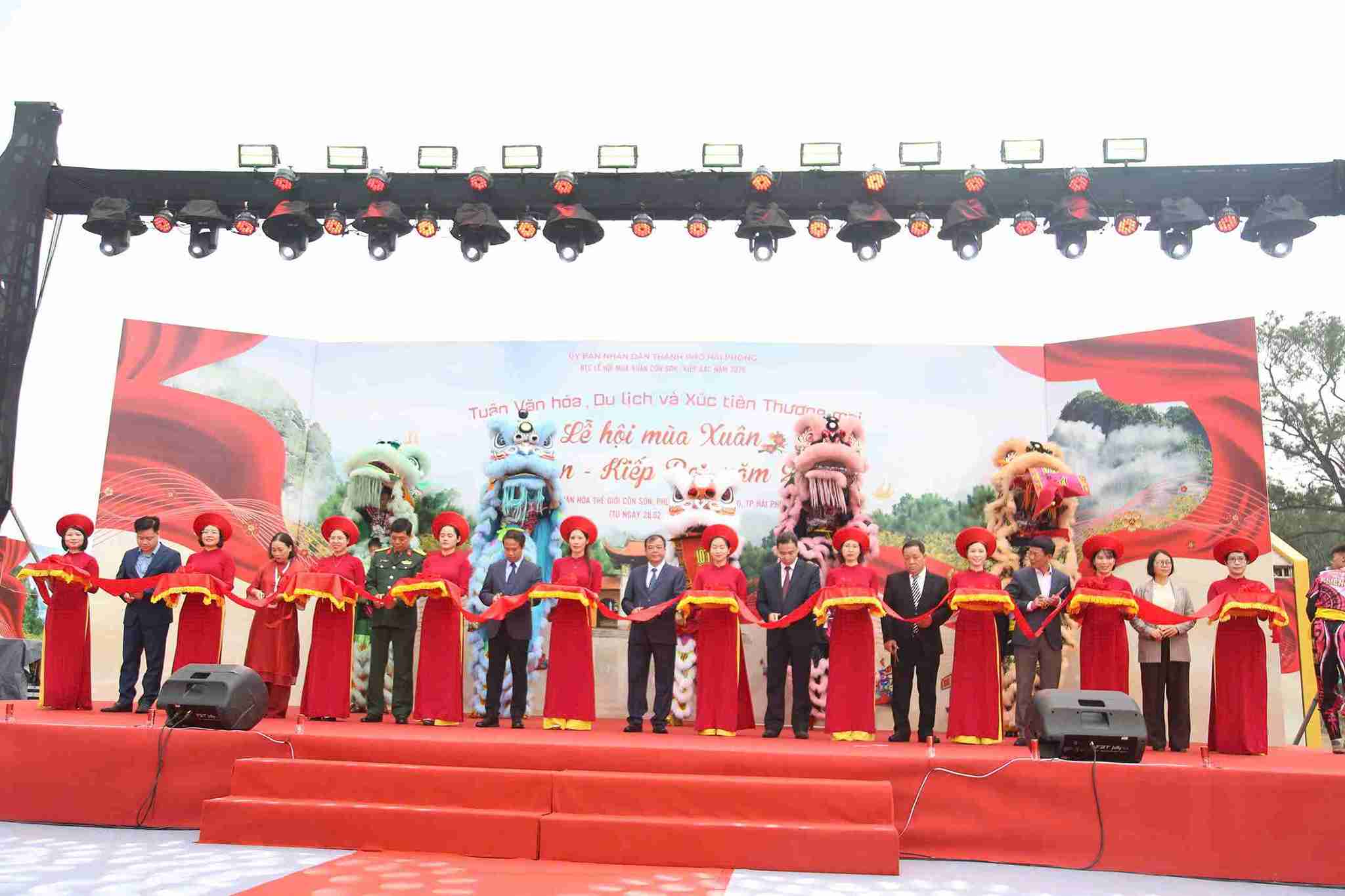 Khai mạc Tuần Văn hóa, Du lịch và Xúc tiến Thương mại tại khu vực hồ bán nguyệt chùa Côn Sơn. Ảnh: Ban tổ chức