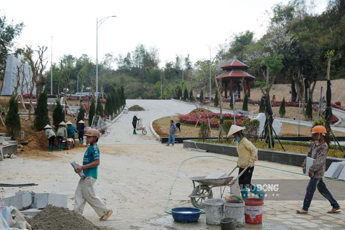 Workers working at the investment project to build, preserve, and restore the Him Lam Resistance Center Relic Site. Photo: Thanh Binh