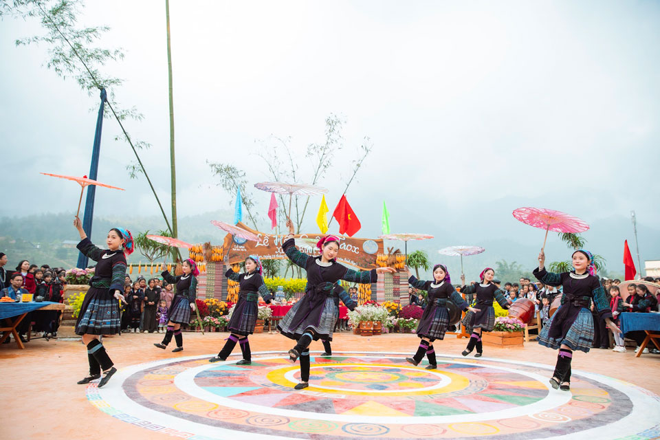 Các cô gái, chàng trai người H'Mông với những điệu múa cùng trang phục sặc sỡ trong lễ hội Gầu Tào 