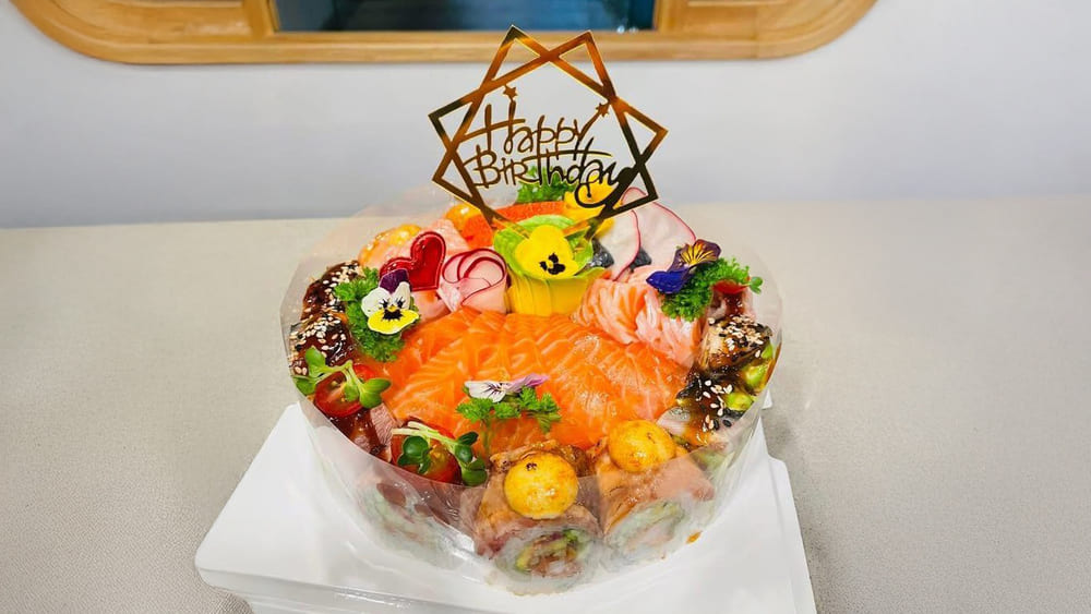 Birthday cake with sushi ingredients will be a unique and novel idea for the party owner. Photo: Tuan Dat