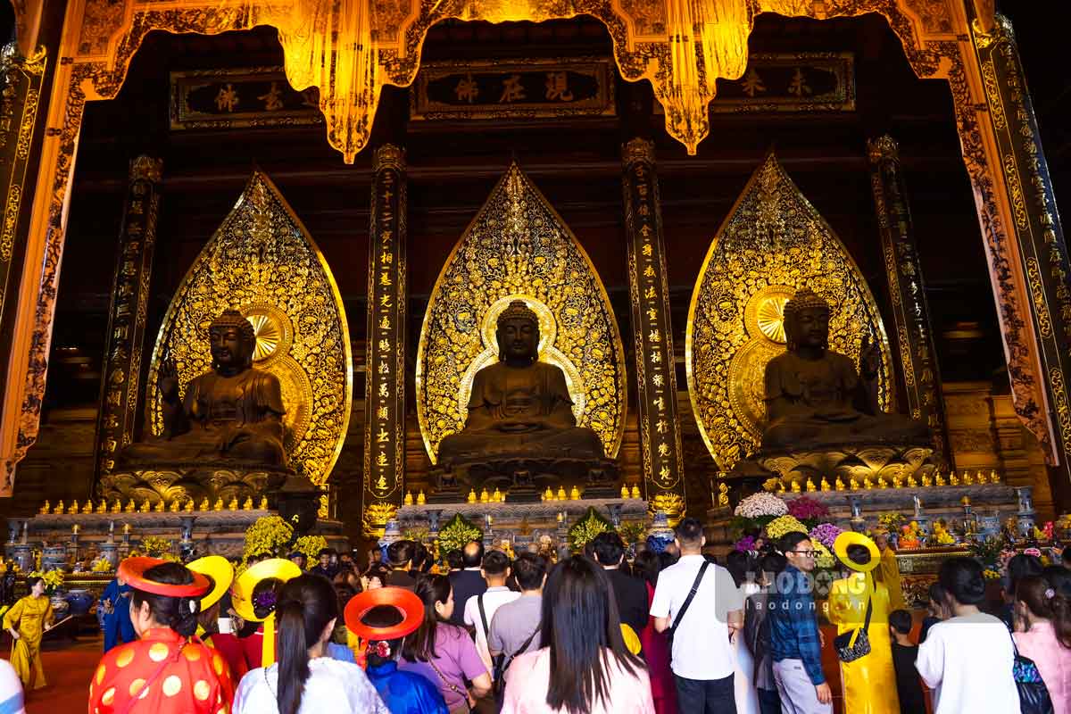 People and tourists worship at Tam Chuc Pagoda. Photo: Luong Ha