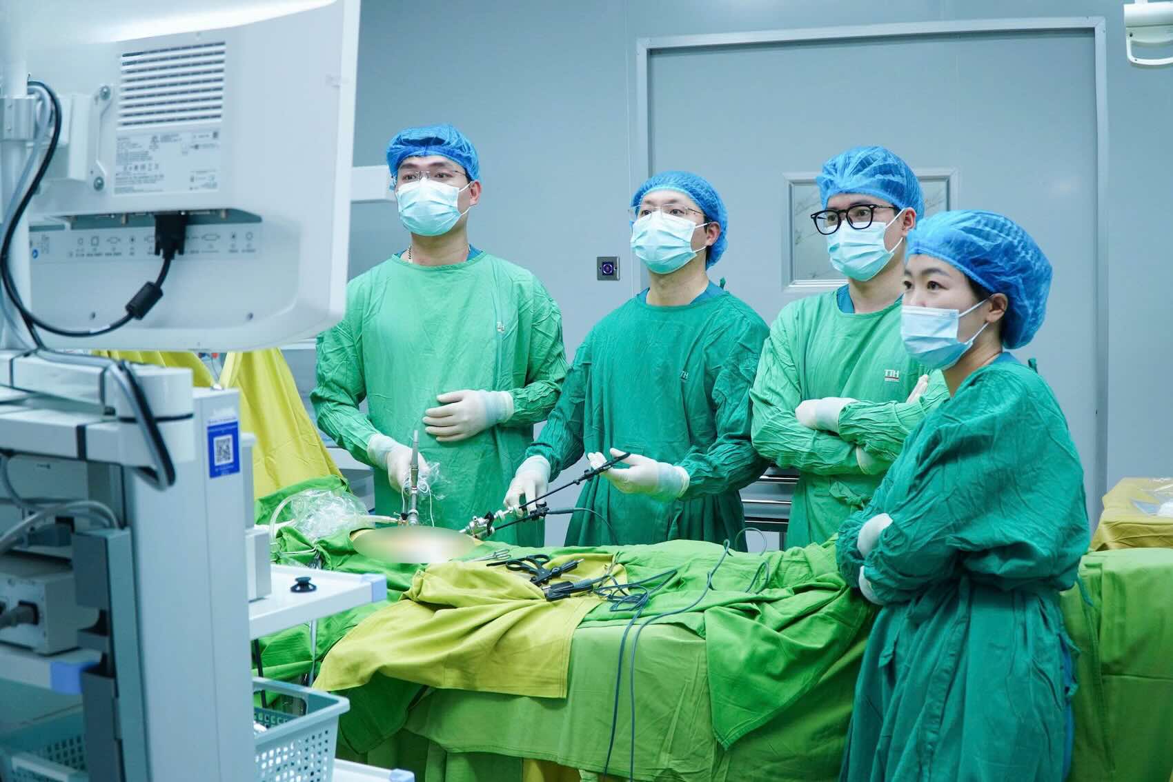Doctors perform surgery to remove a rare strange tumor in a female patient. Photo: Quang Binh TTH General Hospital