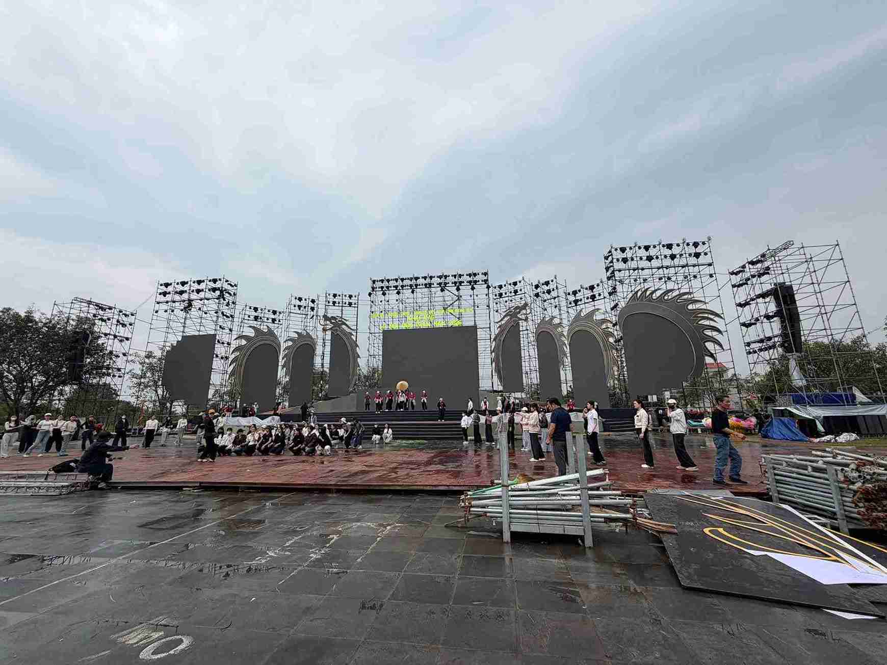 The preparation of the Opening Program of the Tran Temple Festival is completed thoughtfully. Photo: Tran Temple Hung Yen