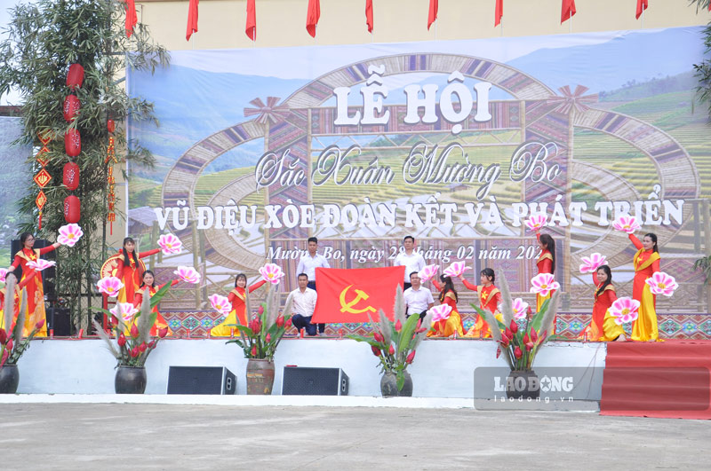 Hoạt động văn nghệ chào mừng lễ hội. Ảnh: Đinh Đại