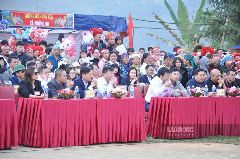 Các đại biểu và du khách có mặt để tham dự lễ hội. Ảnh: Đinh Đại