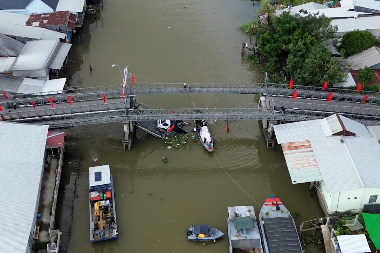 Trưa 28.2, ghi nhận của phóng viên Báo Lao Động tại hiện trường Cầu 30-4 (TP Cần Thơ), nhịp chính của cầu đã bị sập xuống kênh Thốt Nốt, kéo theo phần đuôi xe tải chìm xuống nước.