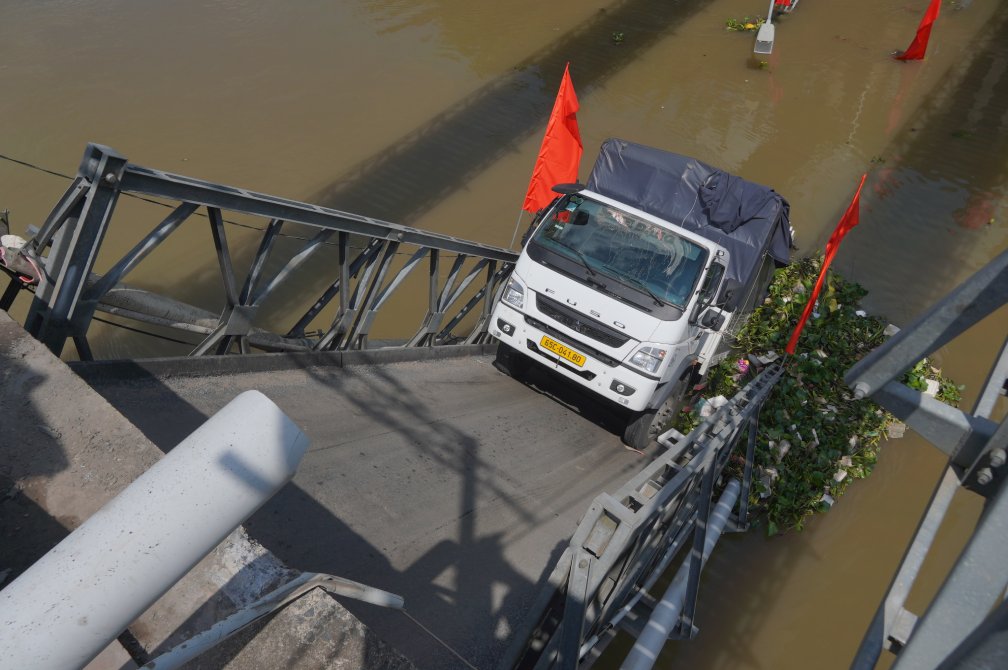 Quan sát cho thấy, xe tải mang biển kiểm soát 65C-041.80 lưu thông qua cầu theo hướng từ phường Trung Nhứt sang phường Thuận Hưng thì gặp sự cố. Nhiều bao gạo văng ra khỏi thùng xe. Hiện tại, số lượng gạo ở dưới sông đang được trục vớt.