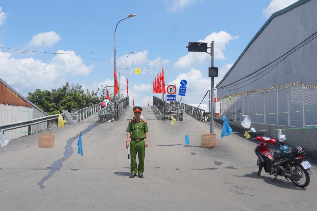 Ngay sau khi xảy ra vụ việc, lực lượng chức năng nhanh chóng có mặt phong tỏa khu vực, điều tiết giao thông và đảm bảo an toàn hiện trường.