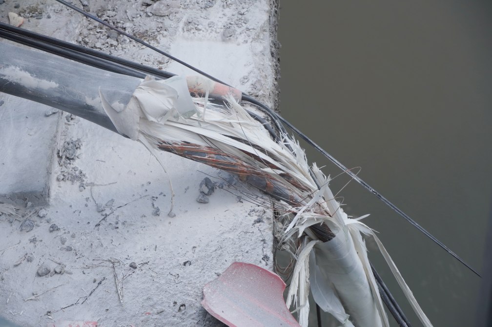 Anh Lê Hữu Tài (39 tuổi) cho biết, thời điểm xảy ra sự cố có tiếng động lớn, dây cáp và dây điện bị đứt. Lúc đó tài xế tự ra khỏi xe, may mắn thời điểm cầu sập không có phương tiện khác lưu thông qua lại.