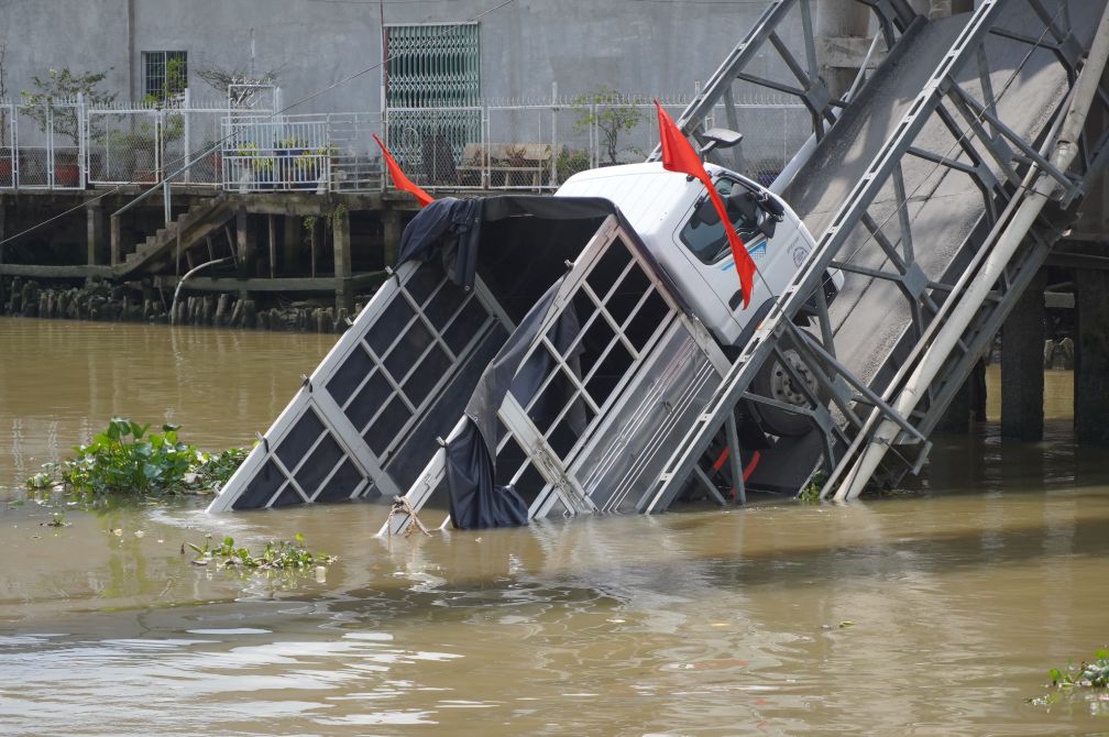 Sự cố khiến giao thông đường bộ giữa hai phường bị chia cắt hoàn toàn. Hàng chục người dân phải quay đầu xe, di chuyển theo lộ trình thay thế cách đó khoảng 3–4km.