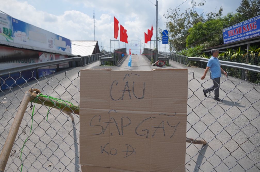 Không chỉ đường bộ bị ảnh hưởng, tuyến kênh Thốt Nốt – tuyến vận tải thủy quan trọng chuyên chở lúa gạo và vật tư nông nghiệp của khu vực – cũng tạm thời tê liệt do nhịp cầu chắn ngang dòng chảy. Lực lượng CSGT ở dưới kênh điều tiết giao thông.