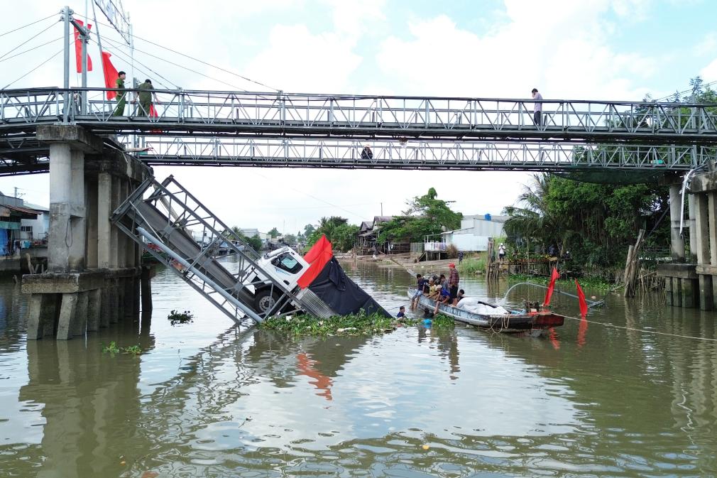 Scene where the truck collapsed the bridge in Can Tho