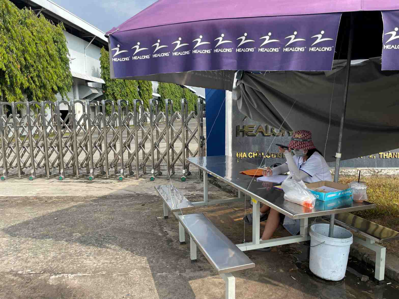 Doanh nghiệp kê bàn ra đường đón lao động. Ảnh: Đình Trọng