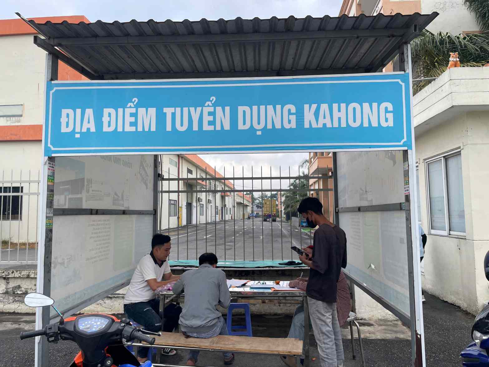 Điểm tuyển dụng ngay bên đường chính vào khu công nghiệp Đồng An 2. Ảnh: Đình Trọng