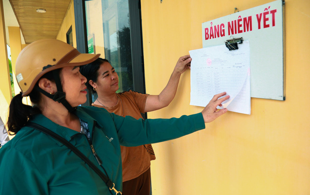 Việc nhiều công nhân, nông dân tham gia ứng cử đại biểu HĐND tỉnh Lào Cai được đông đảo cử tri đánh giá cao. Ảnh: Phan Tuấn