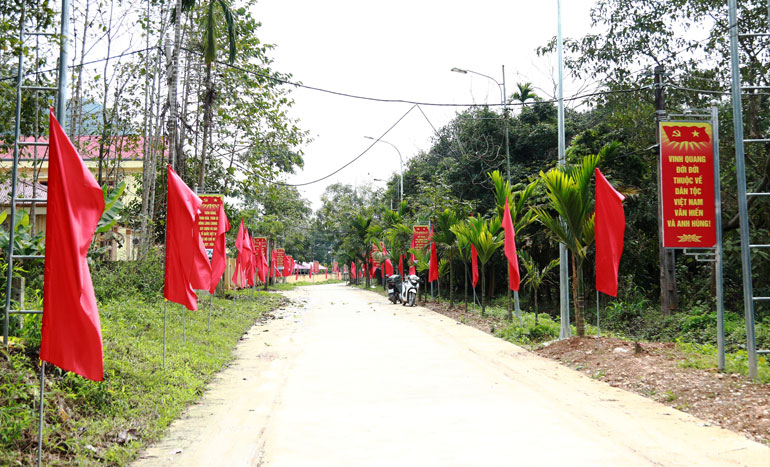 Khẩu hiệu, cờ ở các khu vực bỏ phiếu đang được xã Mường Lai, tỉnh Lào Cai tạo không khí cho ngày hội lớn của toàn dân. Ảnh: Phan Tuấn