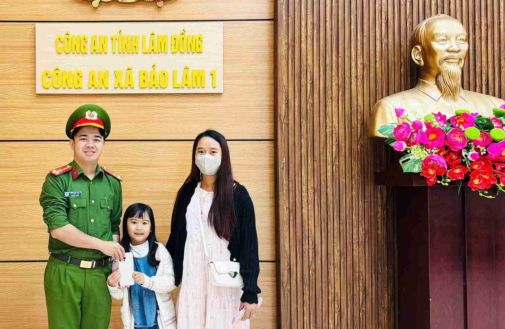 Thuc Anh (preschool student) and her mother hand over the found iPhone 16 Pro Max phone to Bao Lam Commune Police 1. Photo: Phuc Khanh