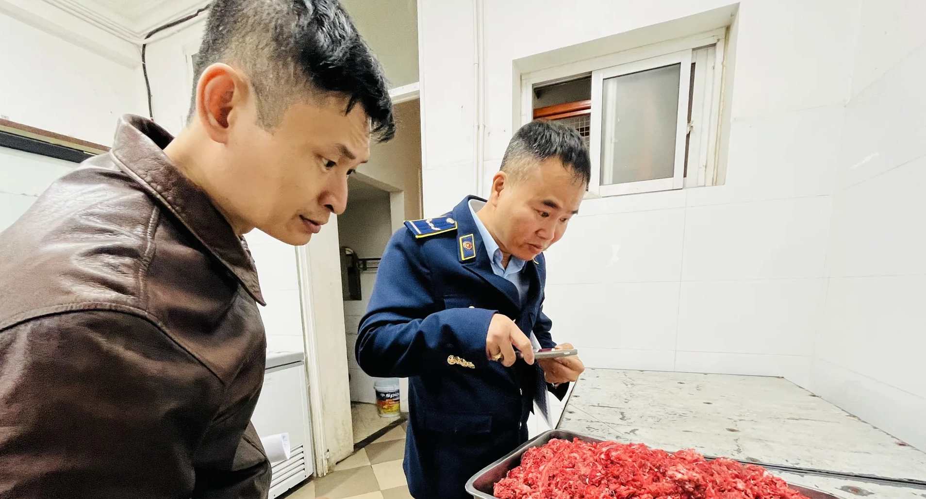 Over the past time, Hanoi has strengthened inspections of establishments violating food safety in the area. Photo: Nguyen Luan