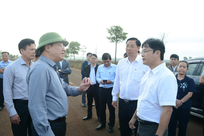 Chairman of the Provincial People's Committee Pham Anh Tuan and the working delegation survey the field at Nam Pleiku Industrial Park. Photo: Thanh Tuan