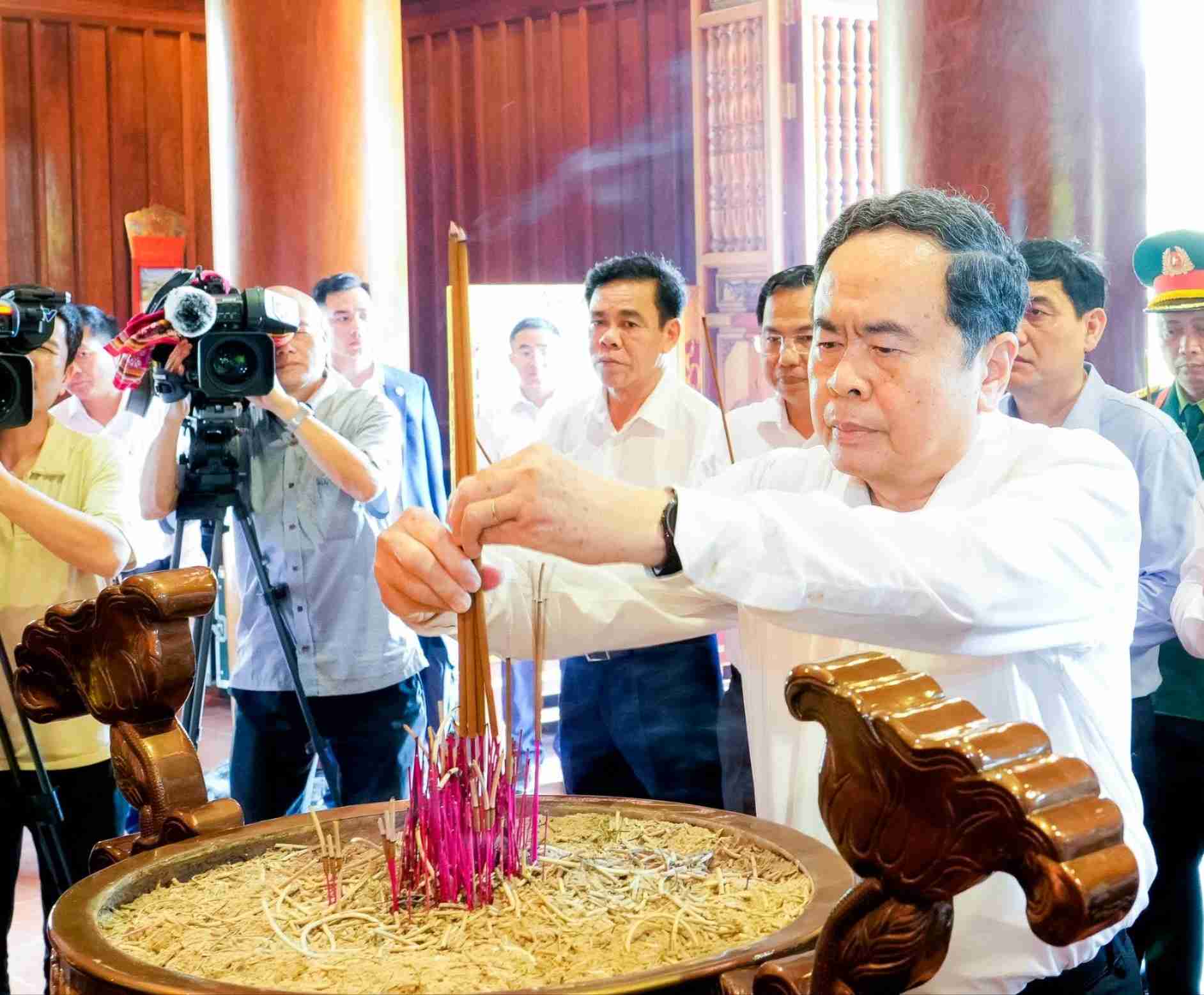 National Assembly Chairman Tran Thanh Man offers incense to commemorate President Ho Chi Minh. Photo: Pham Bang