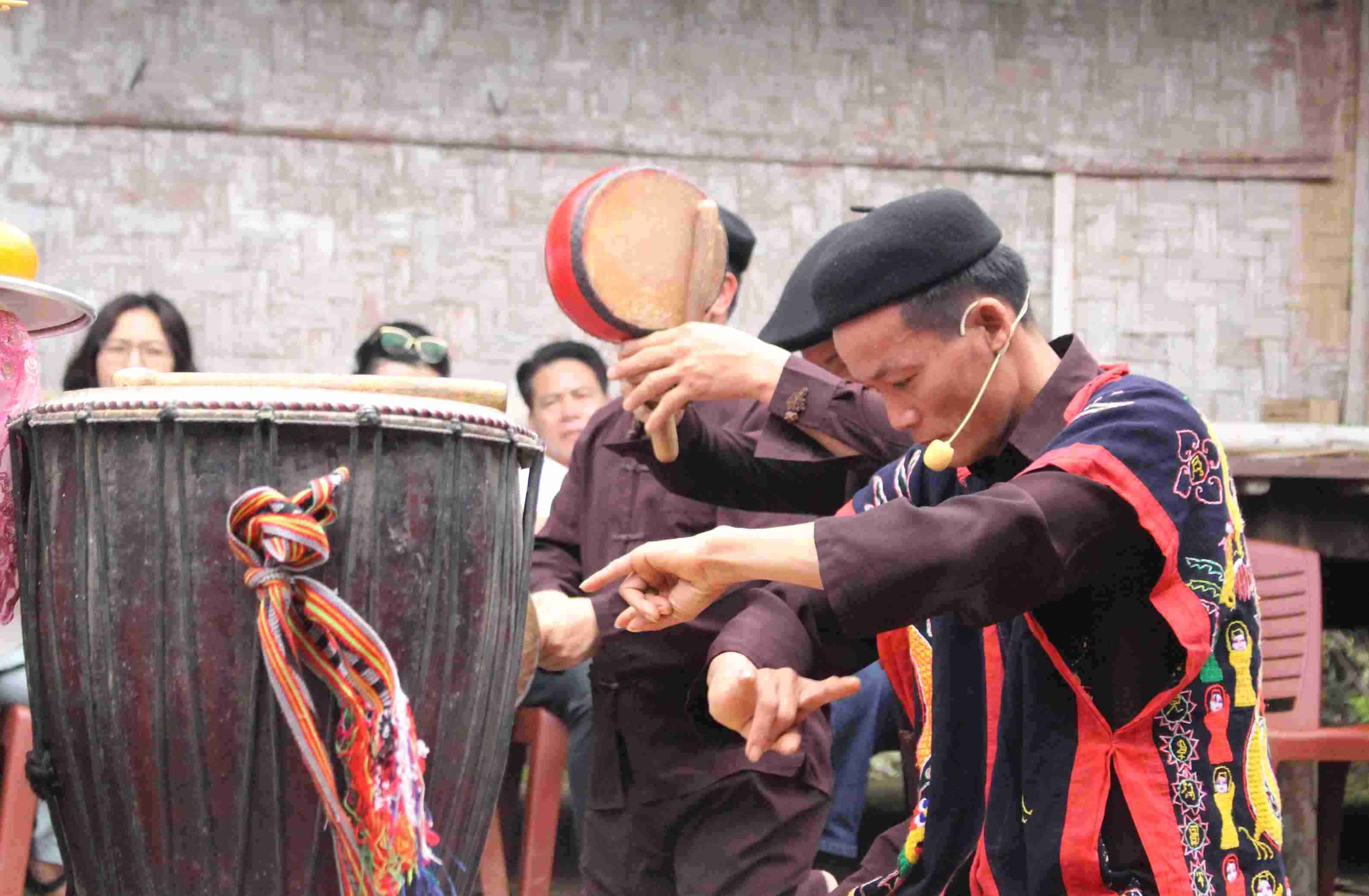 Thầy cúng thực hiện nghi thức khấn trong lễ hội.