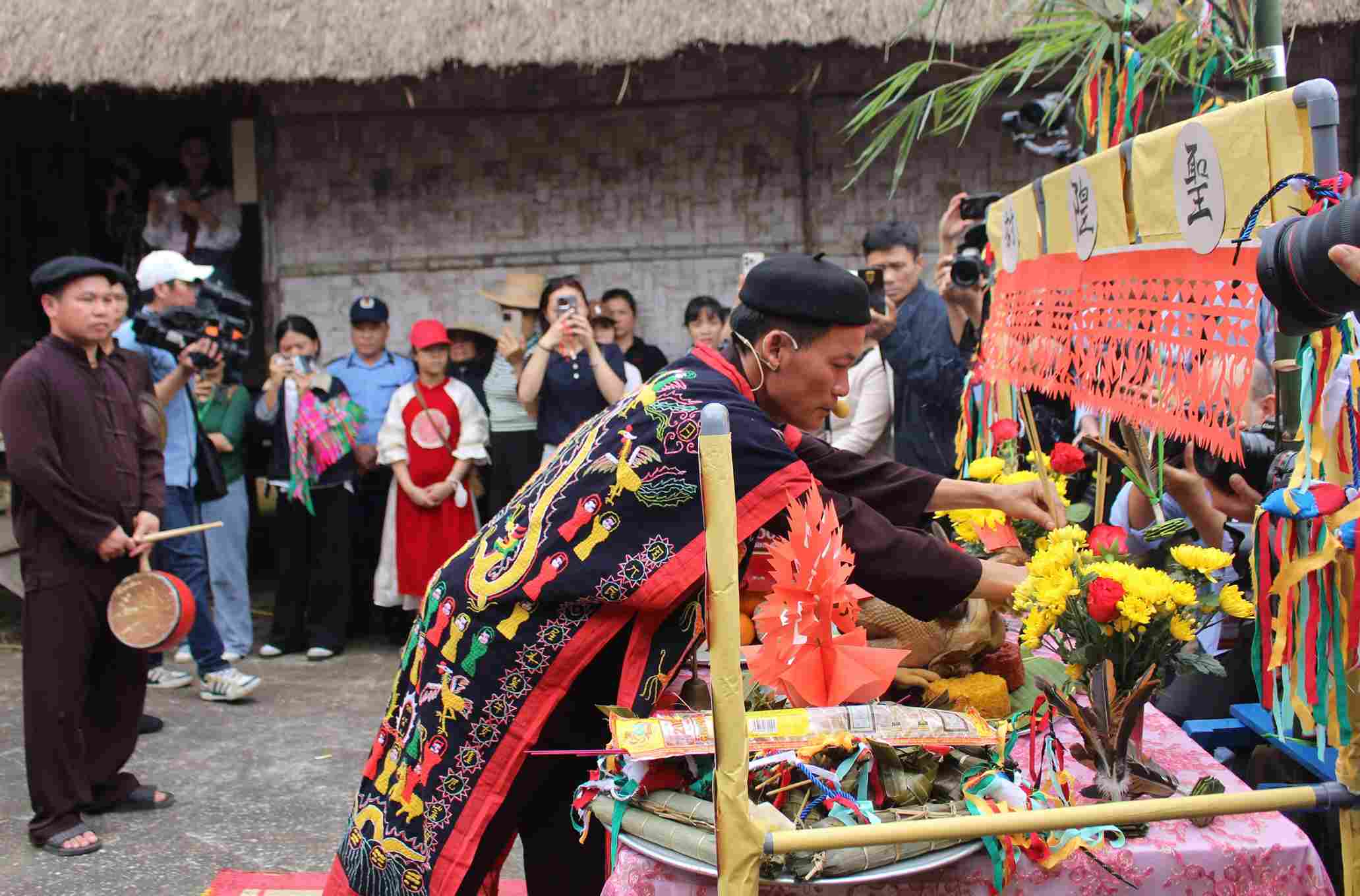 Các nghi thức trong phần Lễ được tiến hành theo phong tục truyền thống lâu đời, do các bậc cao niên, thầy cúng - những người am hiểu phong tục tập quán của dân tộc trực tiếp chủ trì. 