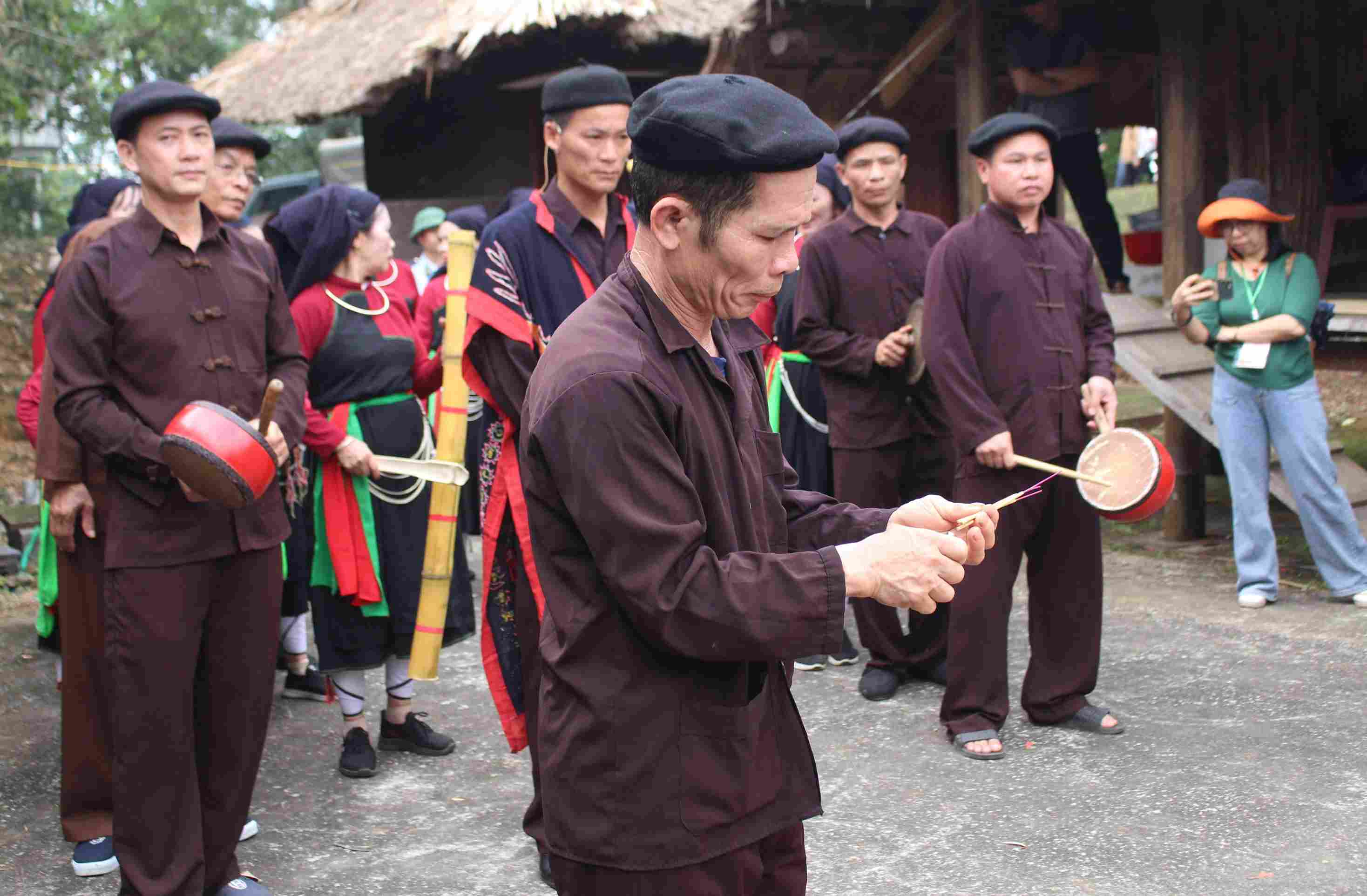 Lễ hội xuống đồng gồm 2 phần chính: Phần lễ và phần hội. Trong đó, phần Lễ là phần quan trọng nhất, được tổ chức với sự trang nghiêm, thành kính, thể hiện lòng biết ơn sâu sắc của con người đối với trời đất, tổ tiên và các vị thần linh, đặc biệt là thần Nông.