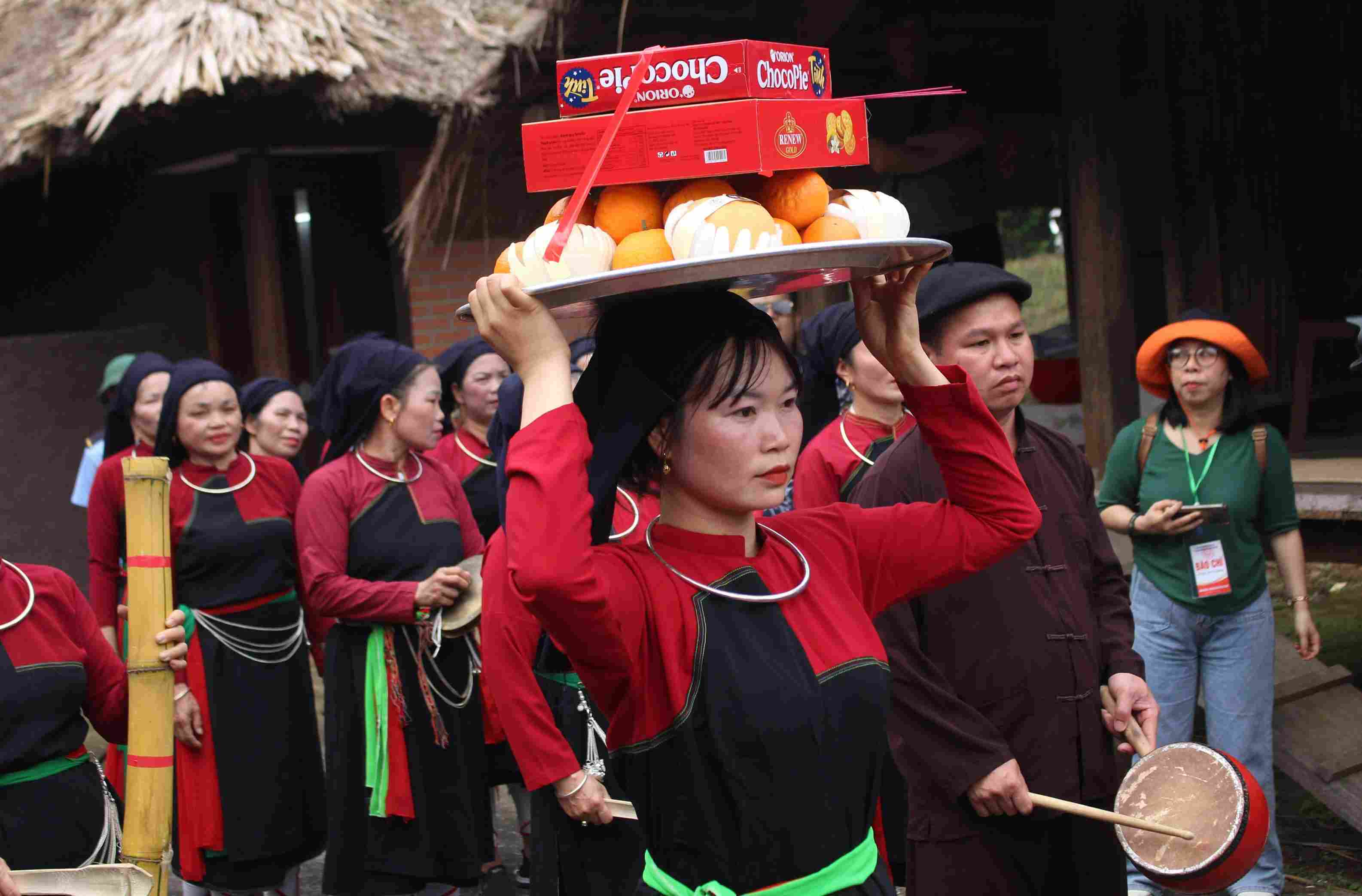 Lễ vật được chuẩn bị gồm xôi, gà, bánh chim, hoa quả...Từng lễ vật với thiên nhiên, đất đai và thành quả lao động của con người được chuẩn bị chu đáo, từng lời khấn được cất lên bằng tiếng Cao Lan đều thể hiện sự trân trọng đối với thiên nhiên, đất đai và thành quả lao động của con người. 