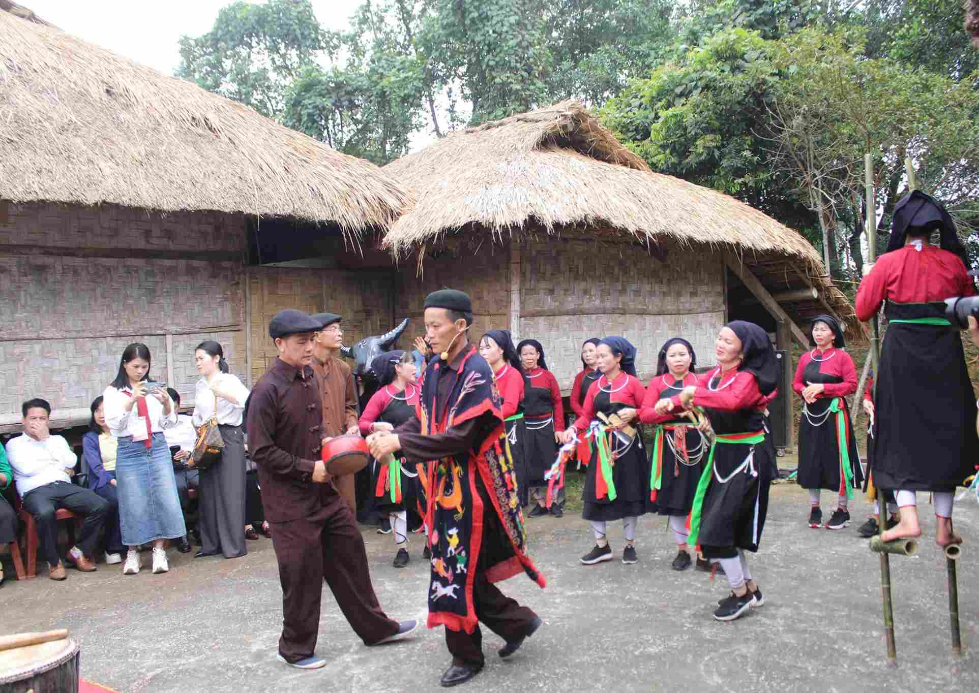 Tại phần Hội, đồng bào Cao Lan và các du khách hân hoàn hoà mình vào các điệu múa Hội mùa, trò chơi dân gian như Khà Kheo, ném còn…  